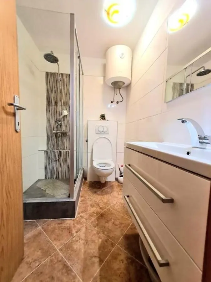 Apartment Lovely - Modern & Comfy Split